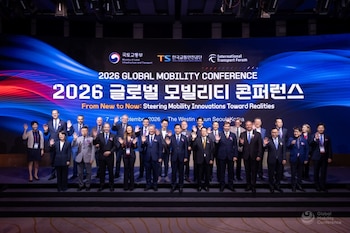 Durante la Conferencia Mundial de Movilidad 2026, realizada en Seúl, el presidente de IRU, Radu Dinescu, sostuvo que la IA podría convertirse en una pieza relevante para conectar vehículos, infraestructura y operaciones logísticas (Foto: IRU)