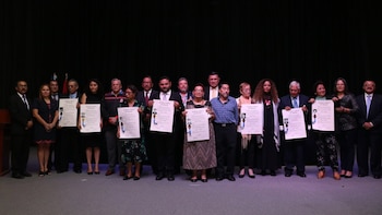 Universidad de El Salvador entregó 20 títulos honoríficos a familias de víctimas de la masacre estudiantil de 1975