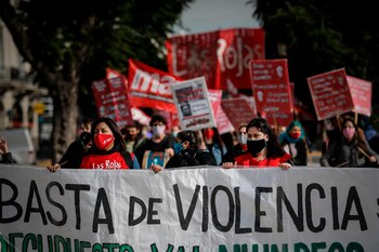 Según datos de Mumalá, en los primeros dos meses del 2021 se han registrado 69 muertes violentas de mujeres, travestis y trans, de las cuales 47 son feminicidios, feminicidios vinculados y trans- travesticidios. EFE/Juan Ignacio Roncoroni/Archivo