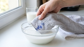 Mezclar bicarbonato y leche, para qué sirve y por qué se ha vuelto popular en redes