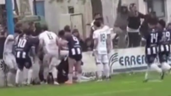 Susto en el fútbol regional: chocó su cabeza contra un muro durante un partido y quedó internado en terapia intensiva