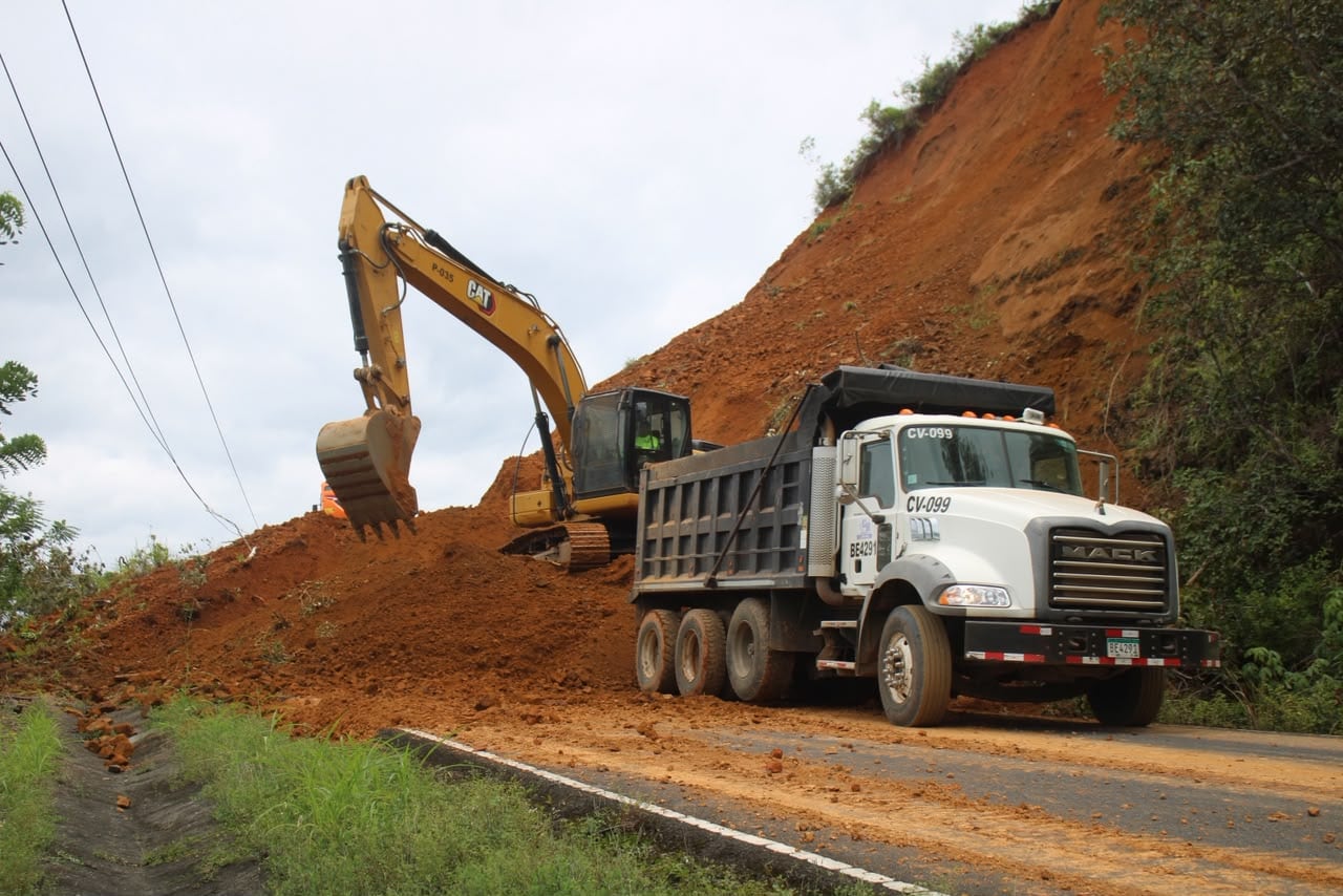 Equipos del MOP trabajan en la remoción de derrumbes y rehabilitación de carreteras para restablecer el acceso a las comunidades afectadas en Herrera, Los Santos y Veraguas. Cortesía MOP