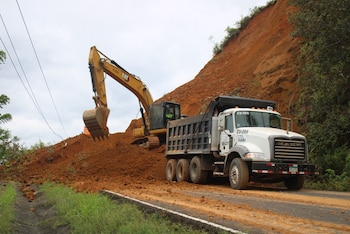 Equipos del MOP trabajan en la remoción de derrumbes y rehabilitación de carreteras para restablecer el acceso a las comunidades afectadas en Herrera, Los Santos y Veraguas. Cortesía MOP
