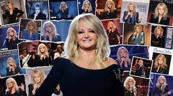 Un collage con un primer plano de Bonnie Tyler y múltiples fotografías pequeñas de la cantante en diferentes poses y vestuarios.