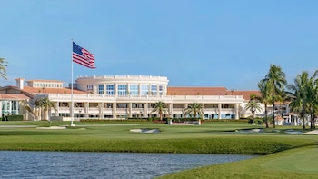 Un hombre fue arrestado en el club de golf de Donald Trump en Miami tras interrumpir un evento