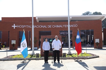 La presidenta de Taiwán, Tsai Ing-wen, posa con su homólogo guatemalteco, Alejandro Giammattei, durante su visita al hospital de Chimaltenango, Guatemala, en esta fotografía publicada el 2 de abril de 2023. Presidencia de Guatemala/Imagen cedida vía REUTERS.
