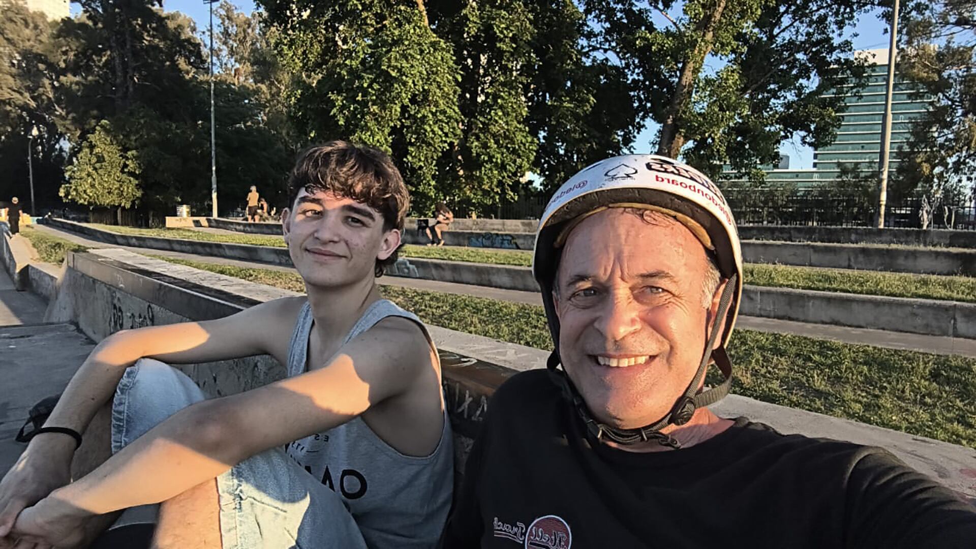 Rodríguez subraya la importancia del uso de protecciones y el apoyo institucional, como la iluminación, para el desarrollo del skate.