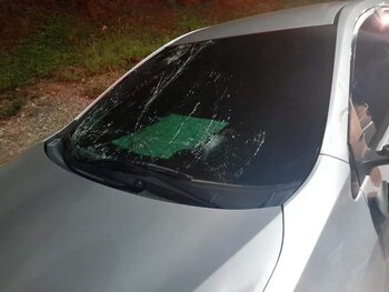 Así quedó el parabrisas del