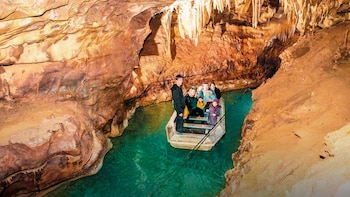 La cueva mantiene una temperatura cercana a los 13 °C y permanece abierta al público de abril a noviembre (Labouiche.com)