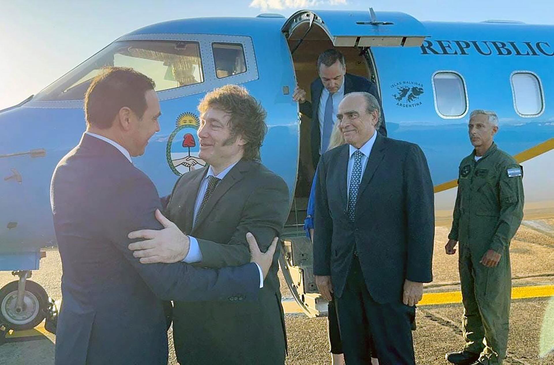 El presidente
Javier Milei en la
provincia de Corrientes, donde
fue recibido por el gobernador
Gustavo Valdés.