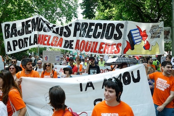 Miles de personas se manifiestan este domingo en Madrid por la vivienda. (EFE/ J.J. Guillén)