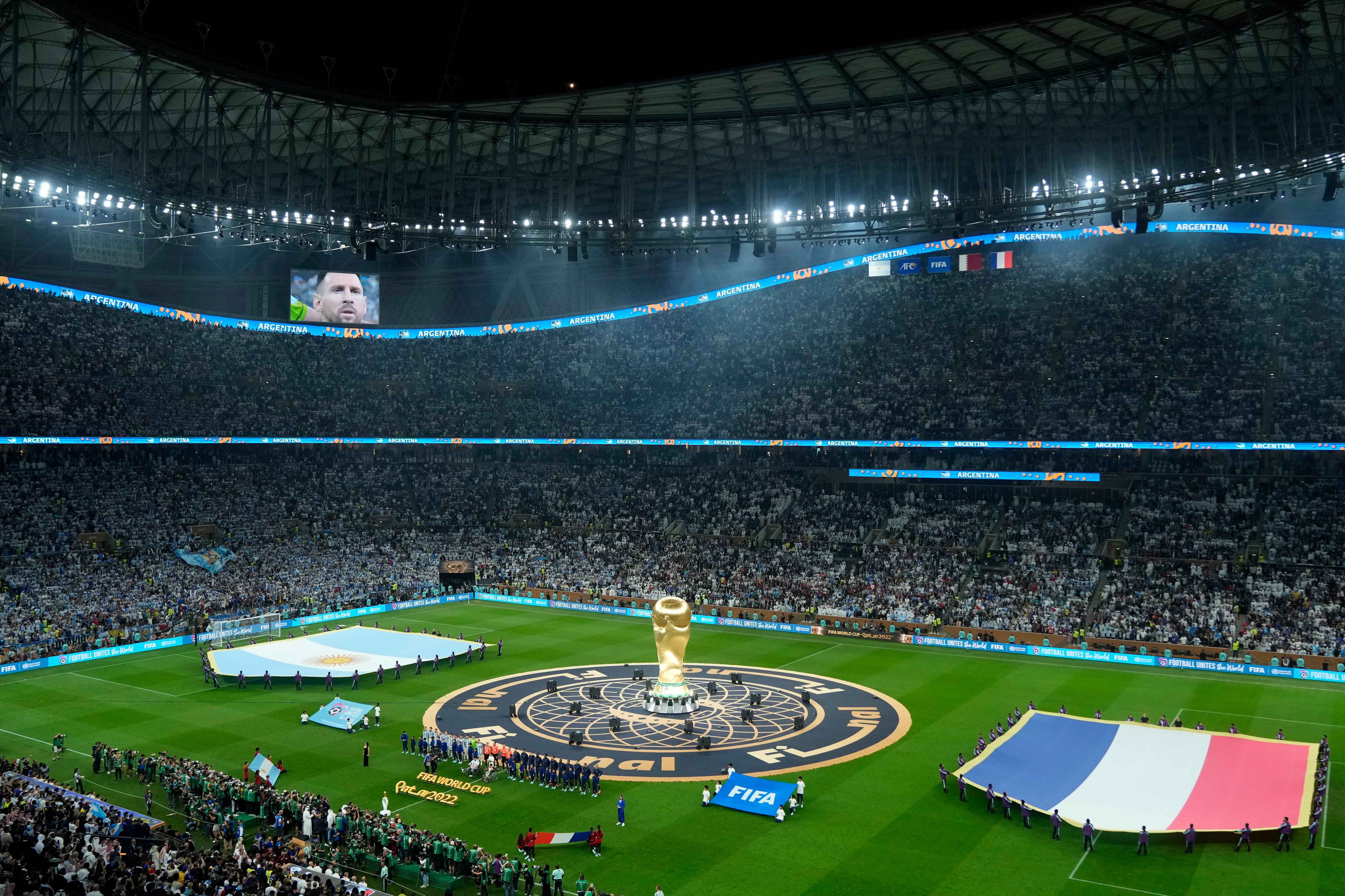 Organizaciones civiles y restricciones migratorias plantean desafíos para la asistencia de turistas internacionales a los partidos (AP Foto/Francisco Seco)