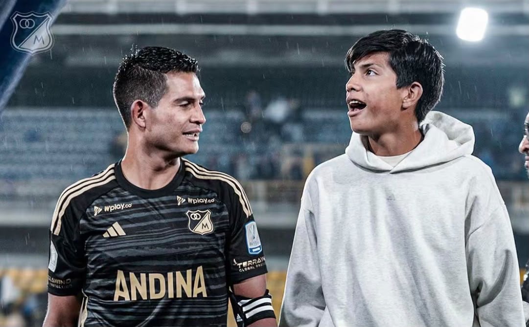 Mackalister Silva junto a su hijo, Matías, con quien sueña jugar en el fútbol profesional. Actualmente, los dos juegan para Millonarios, Macka en el plantel profesional, Matías en las divisiones menores - crédito Millonarios