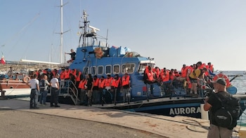 La ONG Sea Watch denuncia el bloqueo de un barco por parte de Italia tras rescatar a más de 40 migrantes