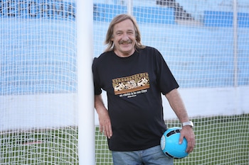 José Omar Reinaldi hoy, en uno de los arcos que marcó gran parte de su producción en la cancha de Belgrano de Córdoba.