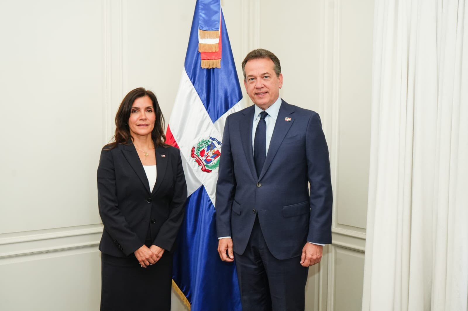 Víctor Bisonó recibió a la embajadora de Estados Unidos, Leah Francis Campos, en Santo Domingo en su primer contacto oficial como canciller. (Cortesía: Cancillería de República Dominicana)