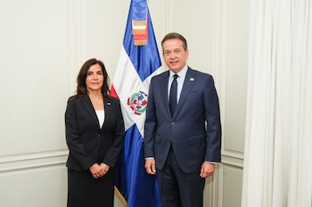 Víctor Bisonó recibió a la embajadora de Estados Unidos, Leah Francis Campos, en Santo Domingo en su primer contacto oficial como canciller. (Cortesía: Cancillería de República Dominicana)
