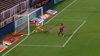 La increíble atajada de espaldas