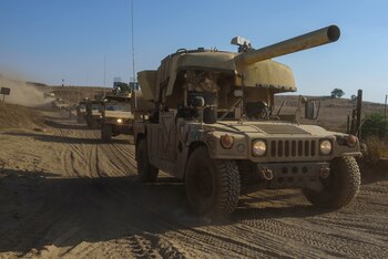 Soldados israelíes conducen vehículos militares