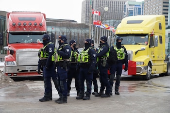 La policía se para frente