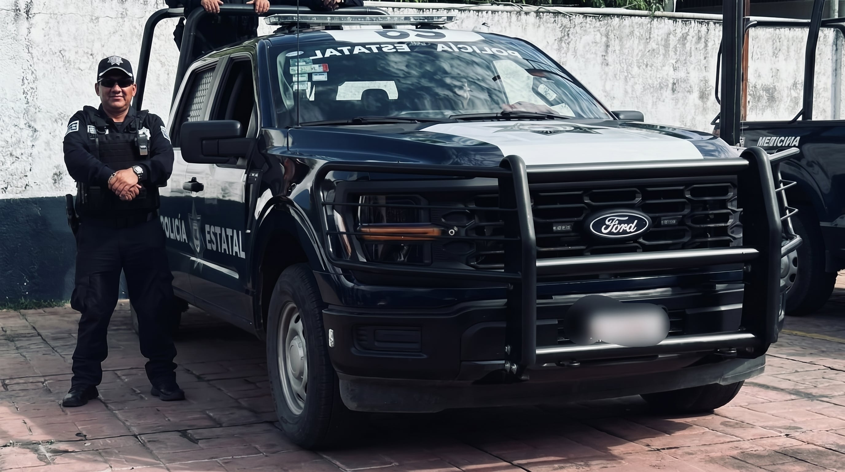 Según los primeros reportes, el mando policial se encontraba fuera de servicio cuando hombres armados lo interceptaron. (Imagen ilustrativa potenciada con IA | Infobae México)