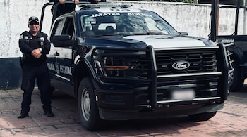 Según los primeros reportes, el mando policial se encontraba fuera de servicio cuando hombres armados lo interceptaron. (Imagen ilustrativa potenciada con IA | Infobae México)