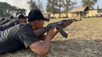 Un hombre con gorra negra