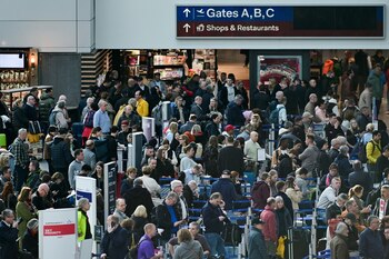 Pasajeros esperan en el aeropuerto