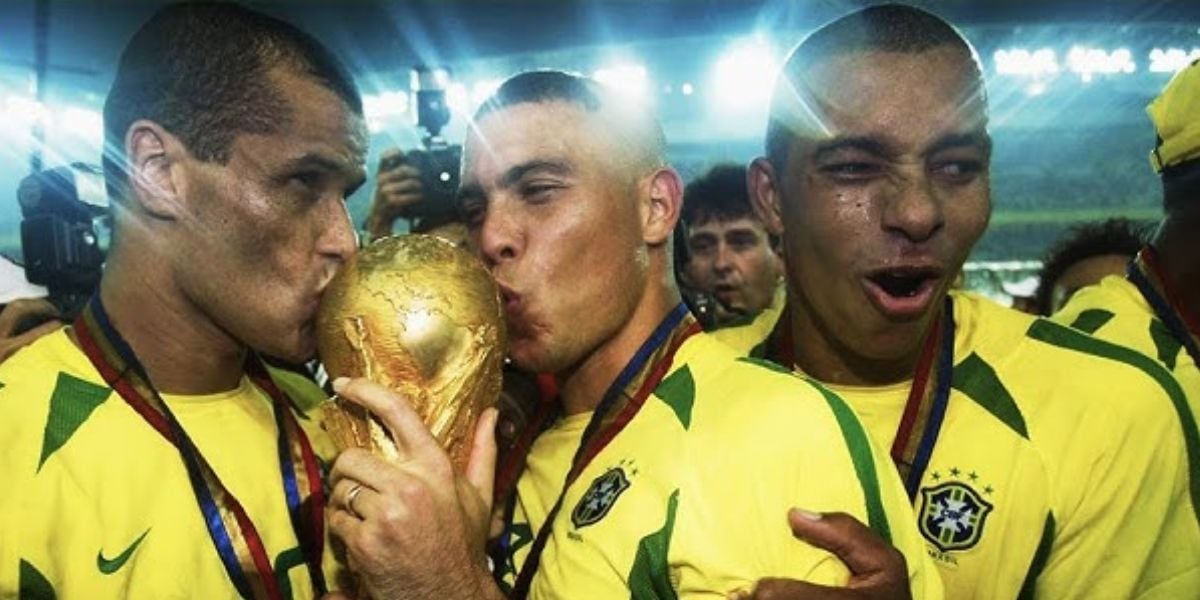 Ronaldo finalizó el Mundial 2002 como máximo goleador, con ocho tantos, y lideró a Brasil al pentacampeonato (Captura/YouTube)