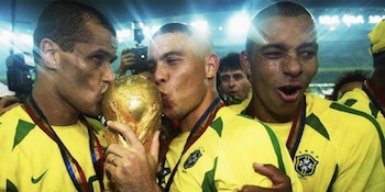 Ronaldo finalizó el Mundial 2002 como máximo goleador, con ocho tantos, y lideró a Brasil al pentacampeonato (Captura/YouTube)