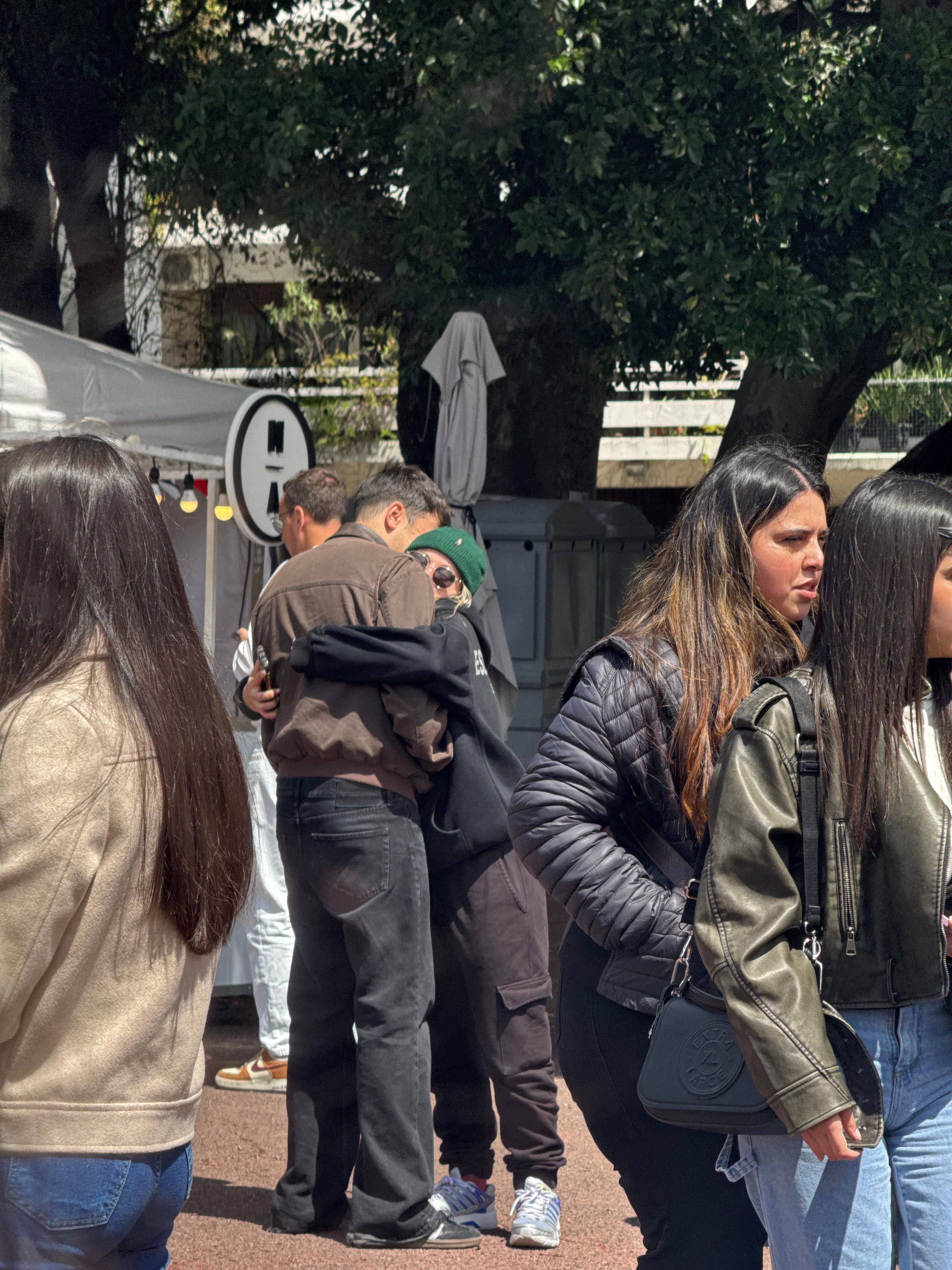La dupla compartió un tierno abrazó que quedó captado ante las cámaras (RSFotos)