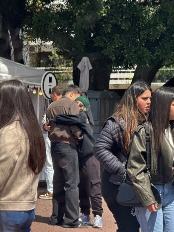 El cantante Rusherking y su pareja pasean por el barrio de Recoleta