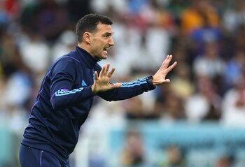 Scaloni dando indicaciones durante el