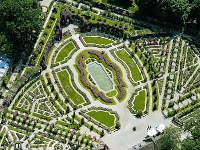 El recorrido por la Roseraie de L’Haÿ-les-Roses permite descubrir la evolución de la rosa desde sus orígenes hasta la actualidad (Comité des
Parcs et Jardins de France)