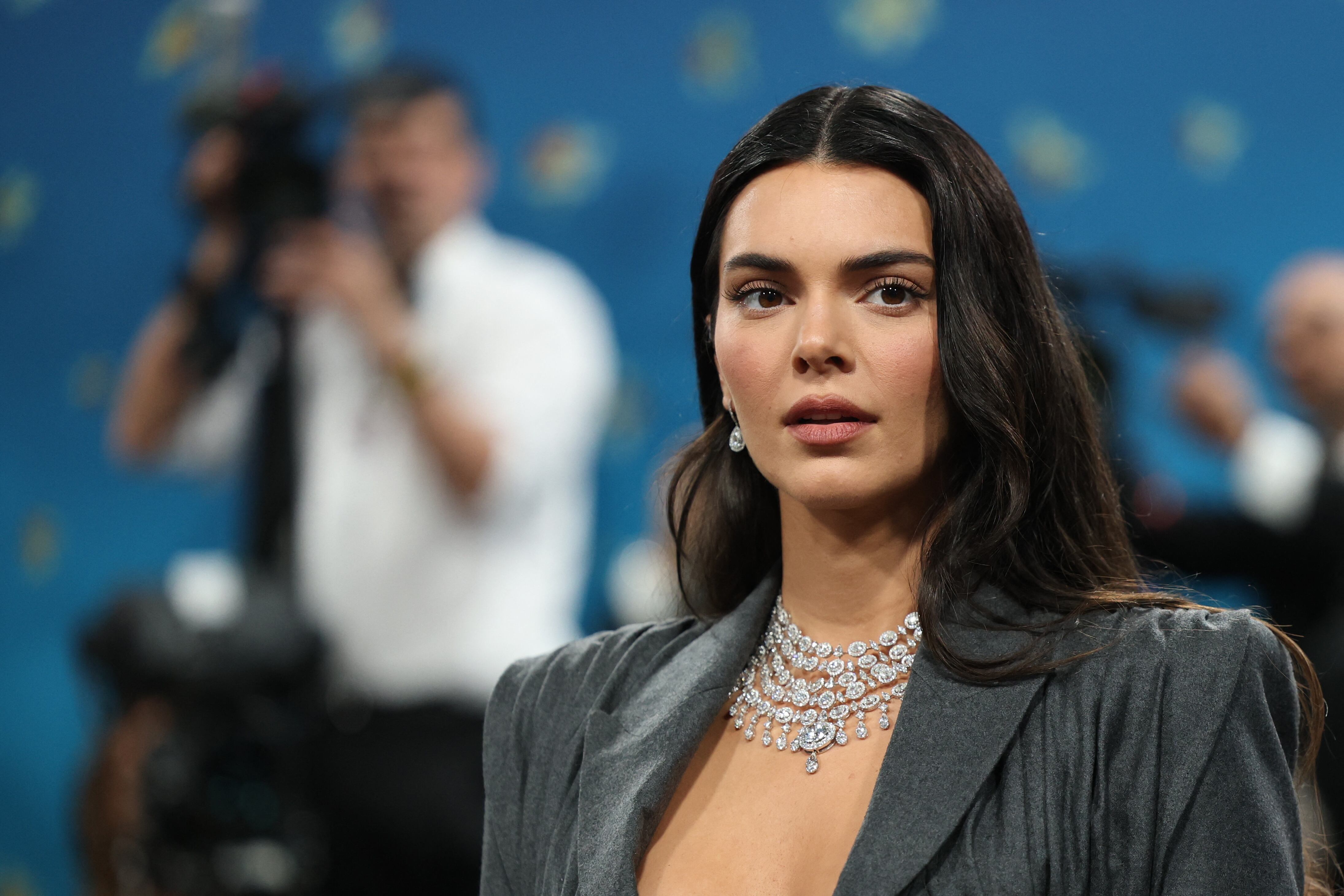 Kendall Jenner transforma la Met Gala 2025 con un collar de diamantes de gran tamaño (REUTERS)