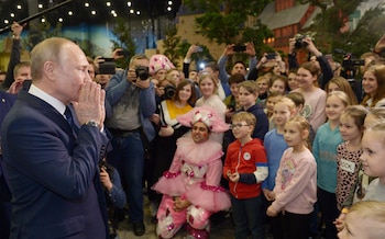 Vladimir Putin, durante un encuentro con niños de orfanatos en un parque de entretenimientos (Sputnik/Aleksey Nikolskyi/Kremlin via REUTERS)