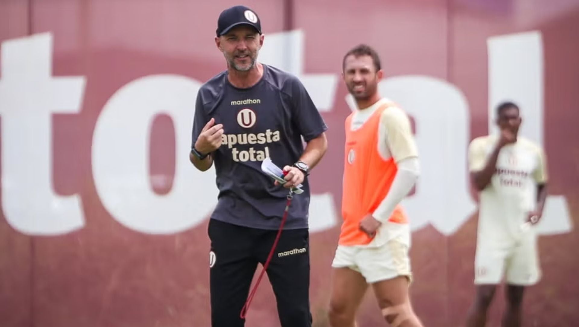 Tras la caída frente a Los Chankas, el nombre de Javier Rabanal quedó en el centro del debate, aunque desde la dirigencia de Universitario descartaron cambios inmediatos. (Universitario de Deportes)