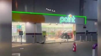 Barranco: vehículo se empotra en minimarket de grifo, solo daños materiales | América Noticias