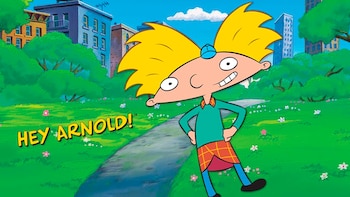 Dibujo animado de un niño con cabello rubio ancho y gorra pequeña en un sendero de parque verde junto al texto Hey Arnold