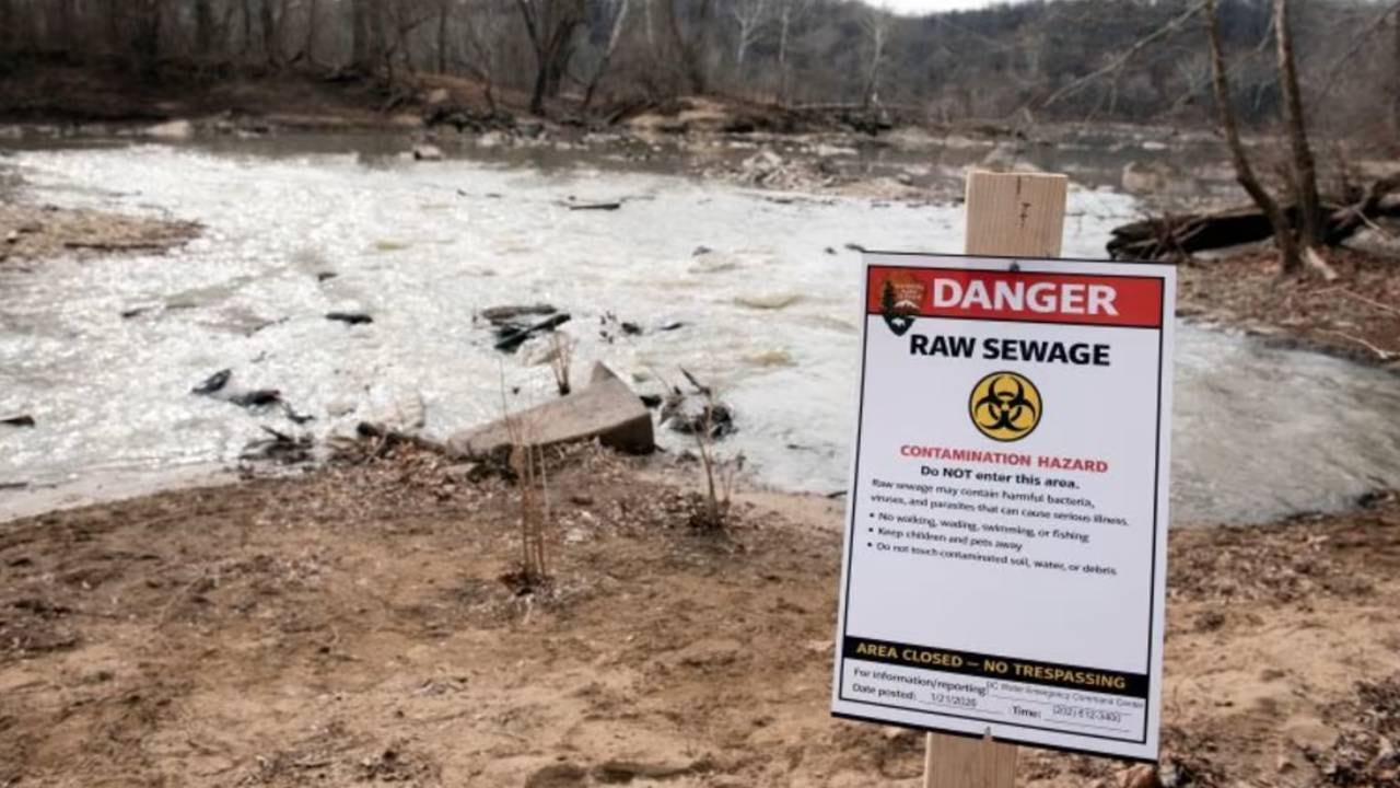 La falta de mantenimiento y demoras en la reacción oficial agravaron el impacto de los vertidos industriales y urbanos sobre el río (Cliff Owen/AP)