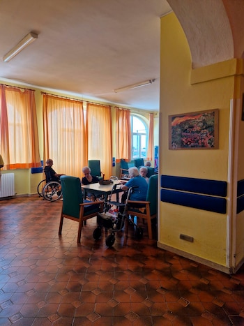 Esta RSA tiene 52 camas. La mayoría de los residentes son de edad muy avanzada. En Italia, el adulto mayor tiende a permanecer en su casa