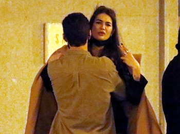 22/12/2020 Estela Grande, pillada saltándose las medidas restrictivas del Covid con su novio, Juanito Iglesias.
La modelo, más cariñosa que nunca con su nuevo chico, ha incumplido todas las recomendaciones sanitarias para evitar la propagación del Coronavirus MADRID, 30 (CHANCE) Tras poner punto y final a su matrimonio con Diego Matamoros debido a su paso por la casa de Gran Hermano VIP, Estela Grande parece estar pasando por uno de los momentos más felices de su vida. Ajena a las restricciones establecidas por las autoridades sanitarias para frenar la expansión de la Covid-19, la modelo disfrutó de una noche de amigos de lo más divertida en la que también estuvo el futbolista del Getafe 'B' con el que se le relaciona, Juan Antonio Iglesias.
EUROPA ESPAÑA SOCIEDAD