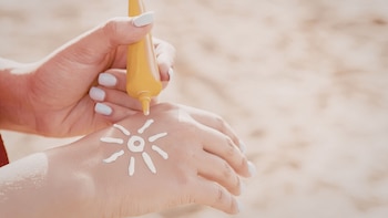 Ten cuidado con los tatuajes solares este verano: “No son inofensivos. La piel tiene memoria y cada quemadura cuenta”