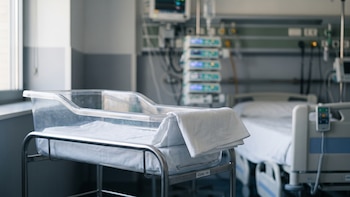 IMSS entrega expedientes clínicos a cuatro familias de los bebés fallecidos en Durango