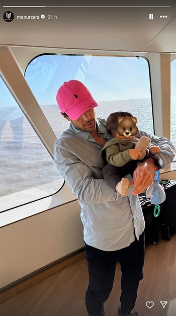 Manu Urcera junto a su