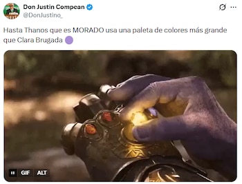 Primer plano de una mano morada, presumiblemente de Thanos, colocando una Gema del Infinito amarilla brillante en un guantelete dorado