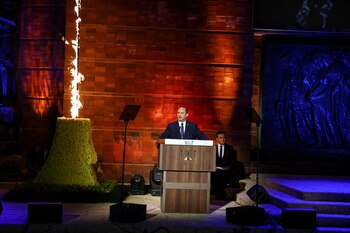 El primer ministro israelí, Naftali Bennett, habla en la ceremonia de apertura del Día del Recuerdo de los Mártires y Héroes del Holocausto en memoria de los seis millones de hombres, mujeres y niños judíos asesinados por los nazis y sus colaboradores, en el Museo del Holocausto Yad Vashem en Jerusalén el 27 de abril de 2022. REUTERS/Ronen Zvulun