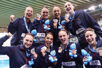 El equipo de España posa con la medalla de plata tras la final de Rutina Libre por equipos de Natación Artística dentro de los Campeonatos de Europa de Deportes Acuáticos, en París. (EFE/TERESA SUAREZ)