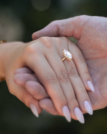 Katy Esquivel mostrando su anillo de compromiso en una playa de Florida. IG