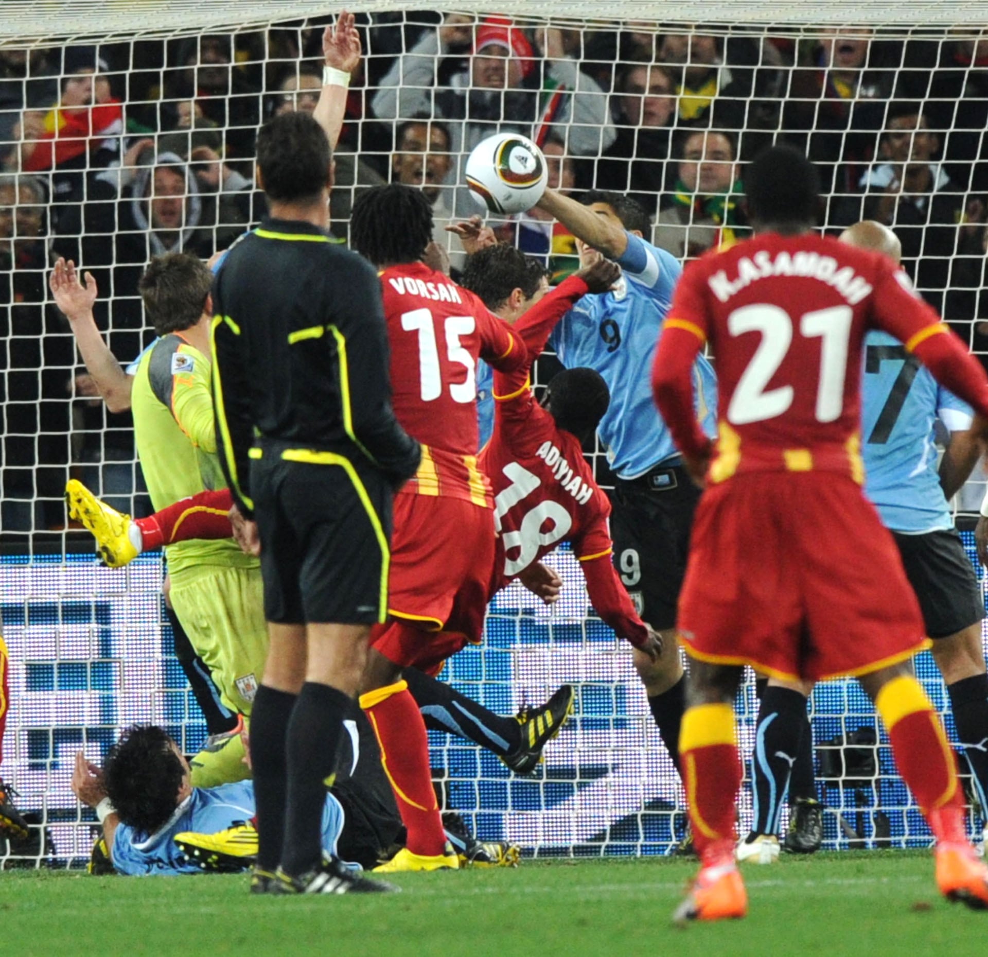 El polémico acto de Luis Suárez, al evitar un gol con la mano en el último minuto, definió el destino del partido entre Uruguay y Ghana - crédito Pedro Ugarte/AFP